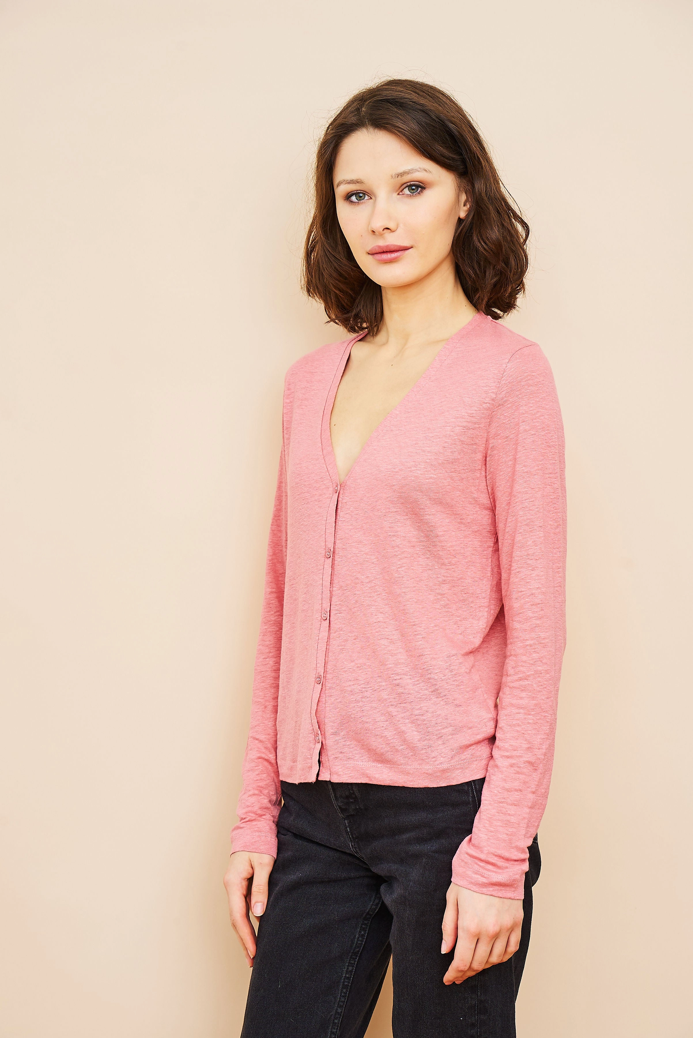 Cardigan en lin extensible avec encolure en V dans la couleur Bouton De Rose