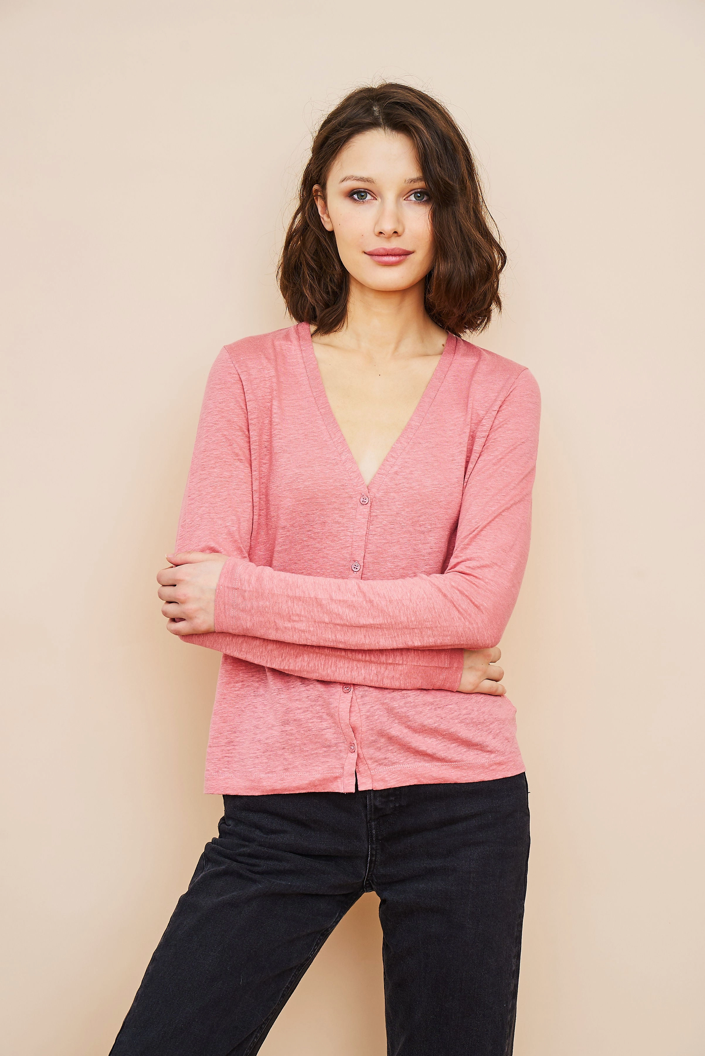Cardigan en lin extensible avec encolure en V dans la couleur Bouton De Rose