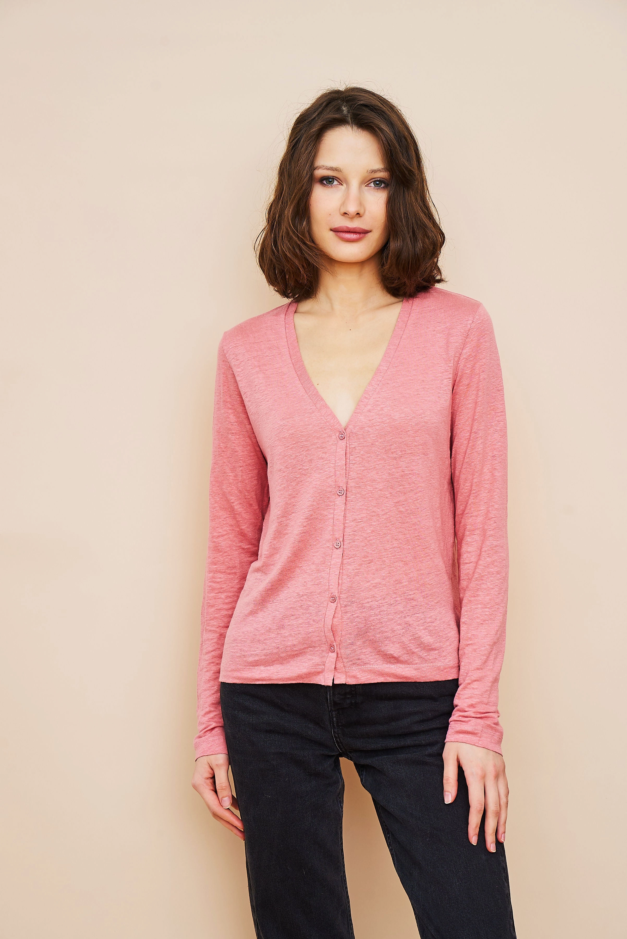 Cardigan en lin extensible avec encolure en V dans la couleur Bouton De Rose